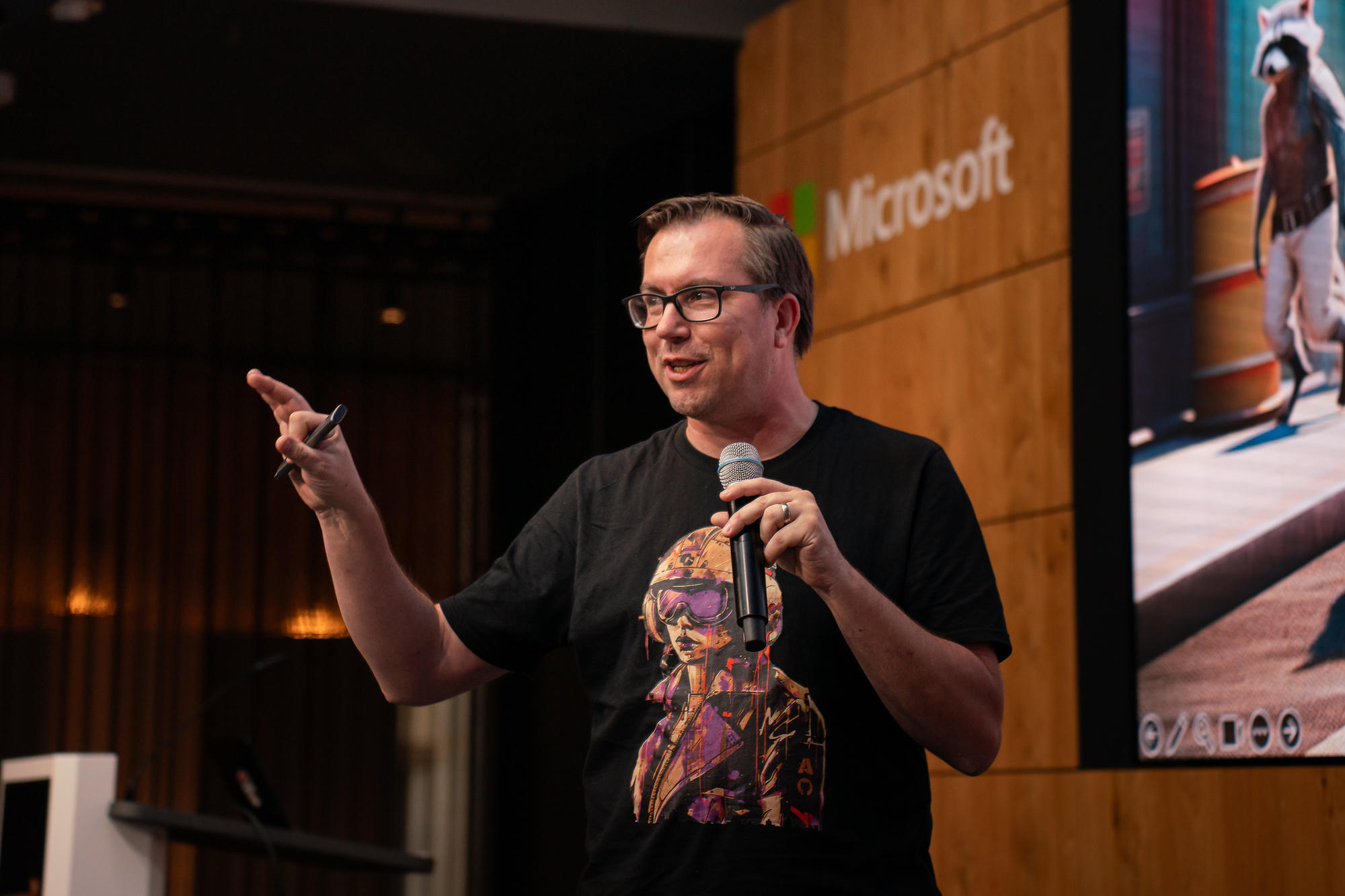 Henk Boelman speaking on stage
