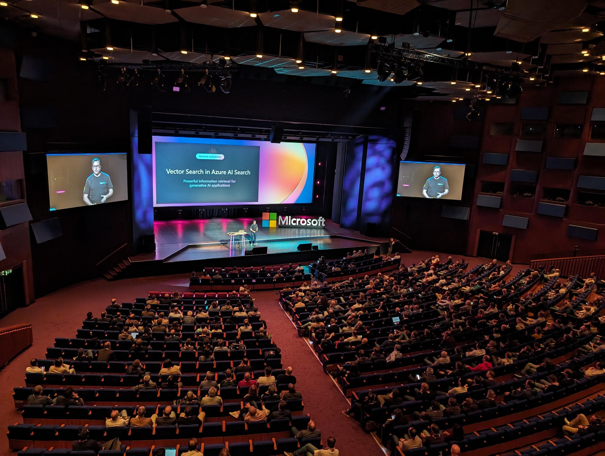Henk Boelman presenting vector search to a large theater audience