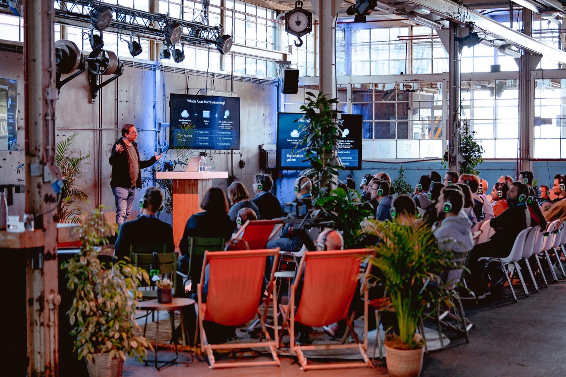 Henk presenting machine learning at a community event